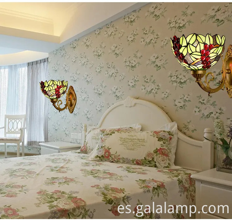 Elegante lámpara de pared de vidrio inspirada en girasol para espacios acogedores